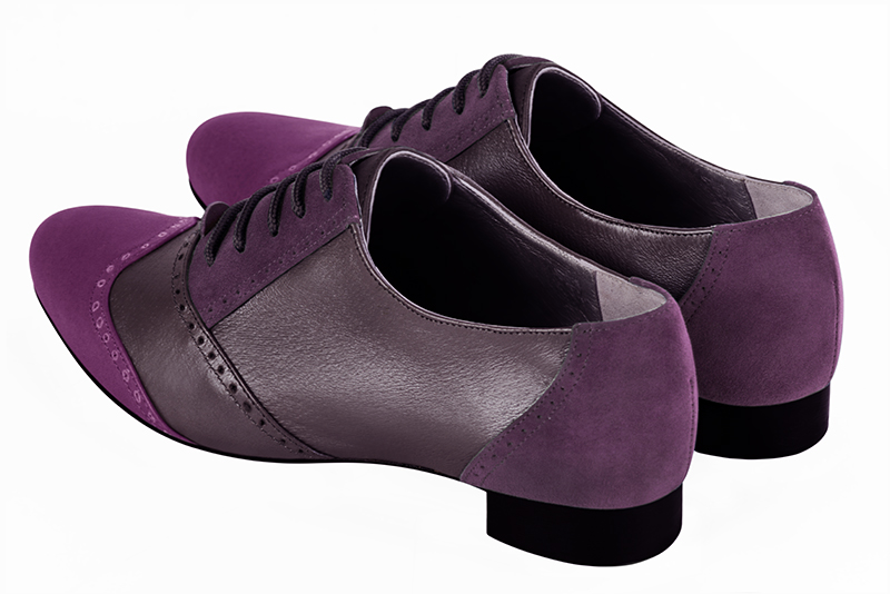 Chaussure femme à lacets : Derby original couleur violet mauve. Bout rond. Semelle cuir talon plat. Vue arrière - Florence KOOIJMAN
