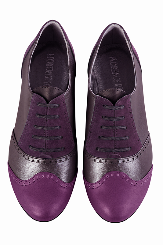 Chaussure femme à lacets : Derby original couleur violet mauve. Bout rond. Semelle cuir talon plat. Vue du dessus - Florence KOOIJMAN