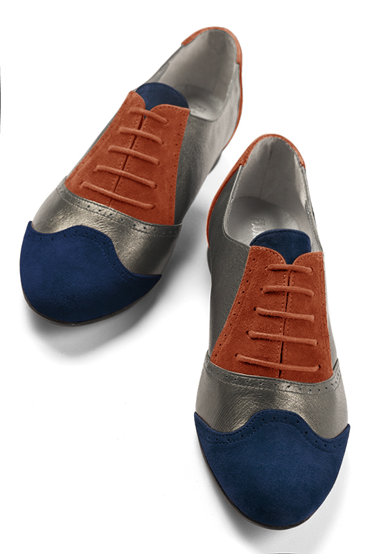 Chaussure femme à lacets : Derby original couleur bleu marine, marron taupe et orange corail.. Vue du dessus - Florence KOOIJMAN