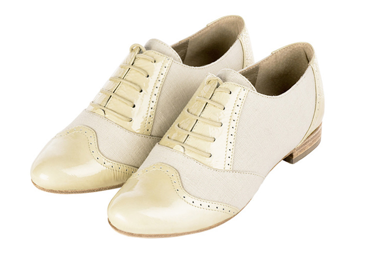 Chaussure femme à lacets : Derby original couleur beige vanille et blanc cassé. Bout rond. Semelle cuir talon plat Vue avant - Florence KOOIJMAN