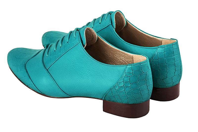 Chaussure femme à lacets : Derby original couleur bleu turquoise. Bout rond. Semelle cuir talon plat. Vue arrière - Florence KOOIJMAN