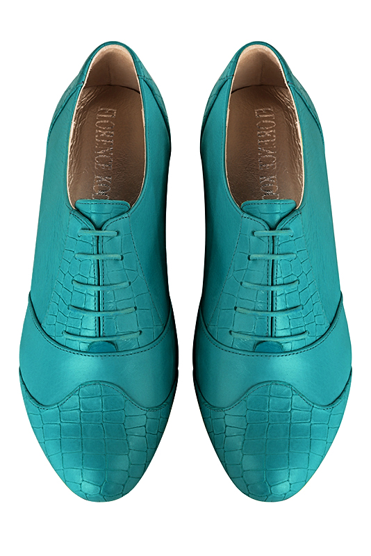 Chaussure femme à lacets : Derby original couleur bleu turquoise. Bout rond. Semelle cuir talon plat. Vue du dessus - Florence KOOIJMAN