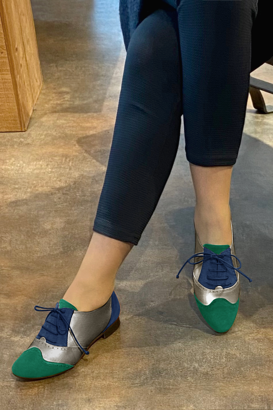 Chaussure femme à lacets : Derby original couleur vert émeraude, marron taupe et bleu marine.. Vue porté - Florence KOOIJMAN
