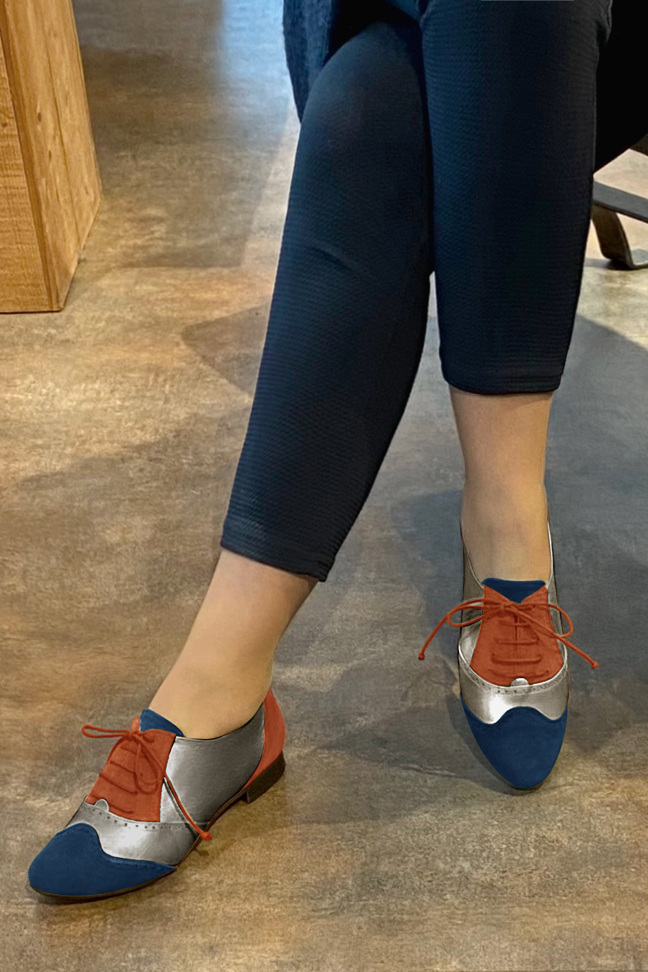 Chaussure femme à lacets : Derby original couleur bleu marine, marron taupe et orange corail.. Vue porté - Florence KOOIJMAN