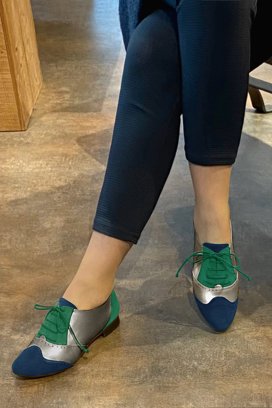 Chaussure femme à lacets : Derby original couleur bleu marine, marron taupe et vert émeraude.. Vue porté - Florence KOOIJMAN