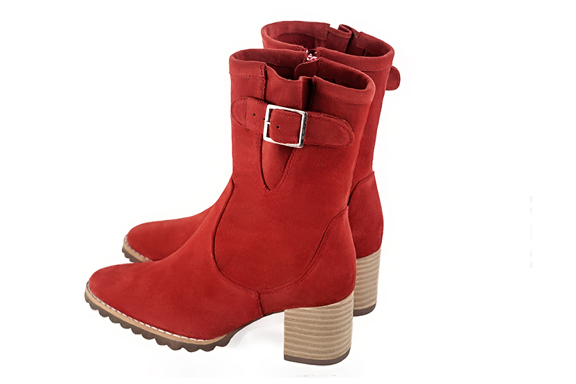 Boots femme : Boots avec des boucles sur le côté couleur rouge coquelicot. Bout rond. Talon mi-haut bottier. Vue arrière - Florence KOOIJMAN