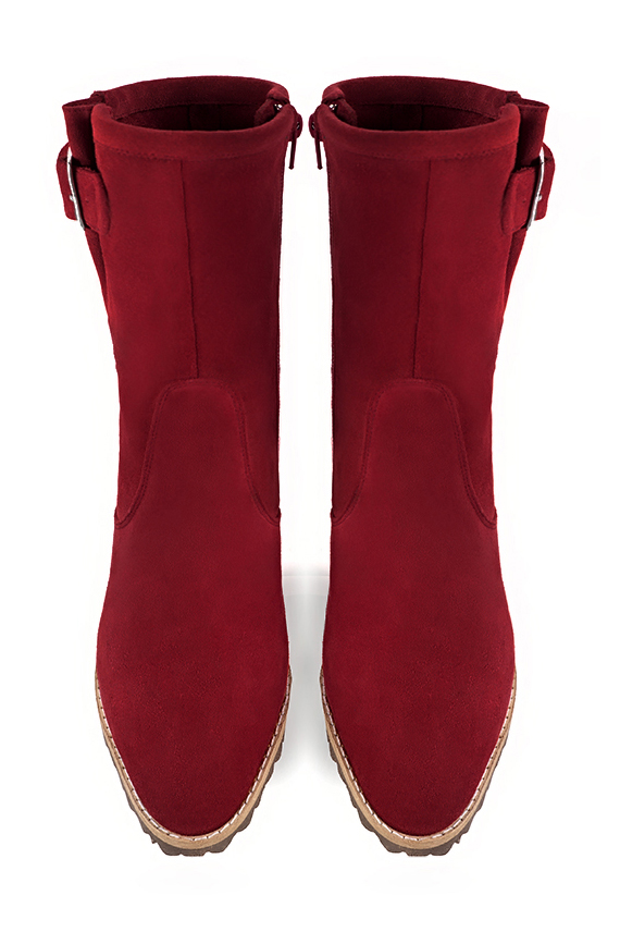 Boots femme : Boots avec des boucles sur le côté couleur rouge bordeaux. Bout rond. Talon mi-haut bottier. Vue du dessus - Florence KOOIJMAN