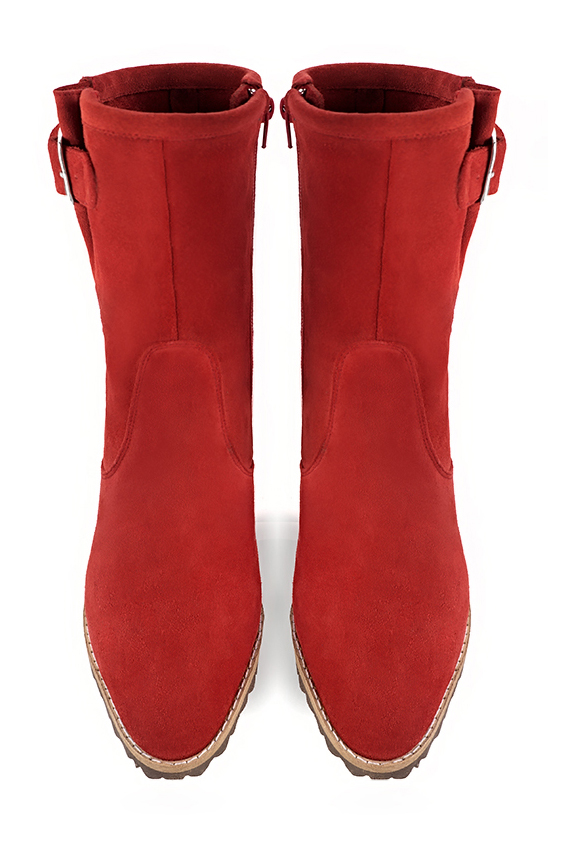 Boots femme : Boots avec des boucles sur le côté couleur rouge coquelicot. Bout rond. Talon mi-haut bottier. Vue du dessus - Florence KOOIJMAN