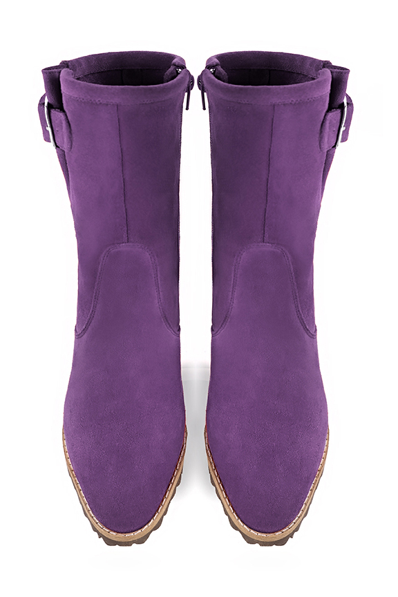 Boots femme : Boots avec des boucles sur le côté couleur violet améthyste. Bout rond. Talon mi-haut bottier. Vue du dessus - Florence KOOIJMAN
