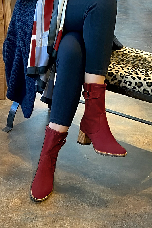 Boots femme : Boots avec des boucles sur le côté couleur rouge bordeaux. Bout rond. Talon mi-haut bottier. Vue porté - Florence KOOIJMAN