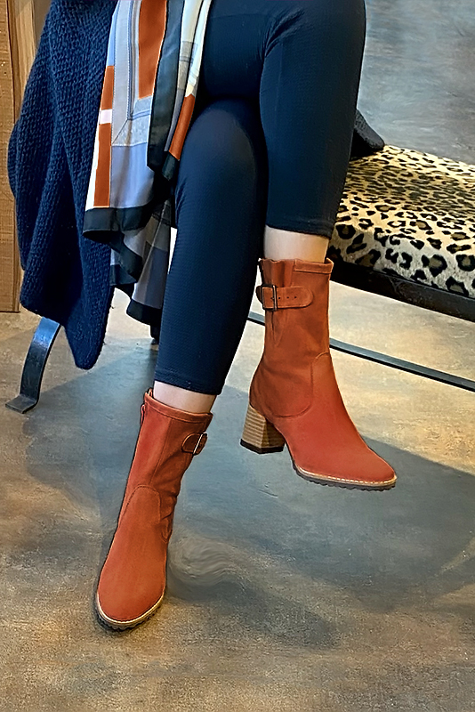 Boots femme : Boots avec des boucles sur le côté couleur orange corail. Bout rond. Talon mi-haut bottier. Vue porté - Florence KOOIJMAN