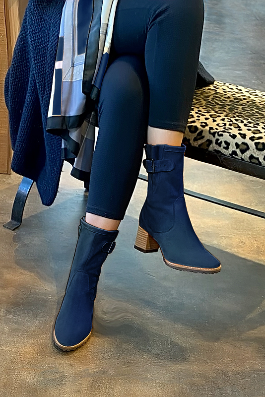 Boots femme : Boots avec des boucles sur le côté couleur bleu marine. Bout rond. Talon mi-haut bottier. Vue porté - Florence KOOIJMAN