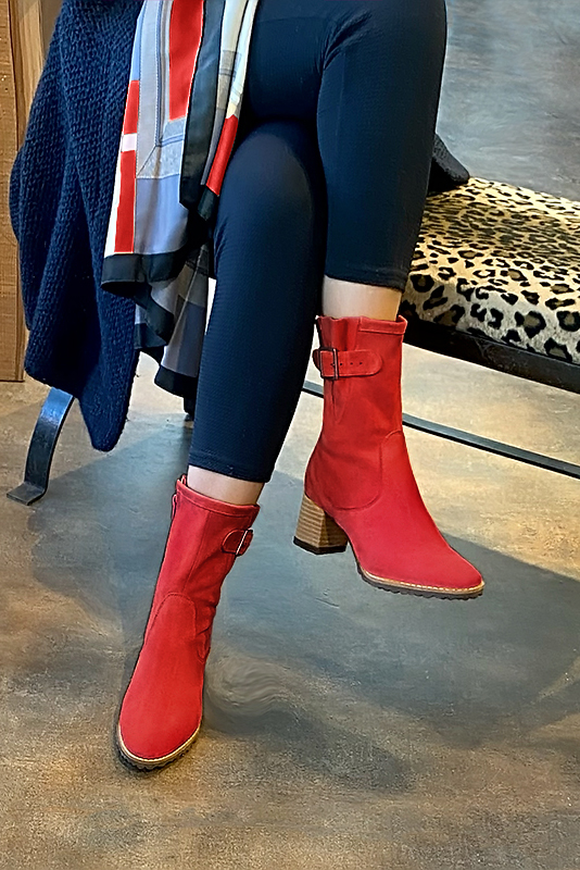 Boots femme : Boots avec des boucles sur le côté couleur rouge coquelicot. Bout rond. Talon mi-haut bottier. Vue porté - Florence KOOIJMAN