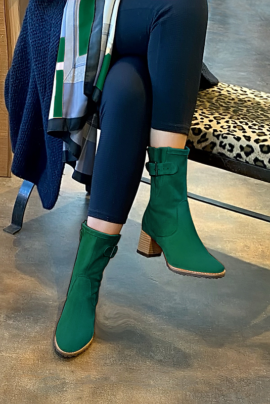 Boots femme : Boots avec des boucles sur le côté couleur vert émeraude. Bout rond. Talon mi-haut bottier. Vue porté - Florence KOOIJMAN