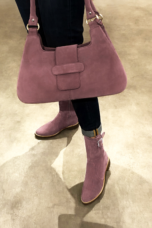 Boots femme : Boots avec des boucles sur le côté couleur rose vieux rose. Bout rond. Semelle gomme talon plat. Vue porté - Florence KOOIJMAN