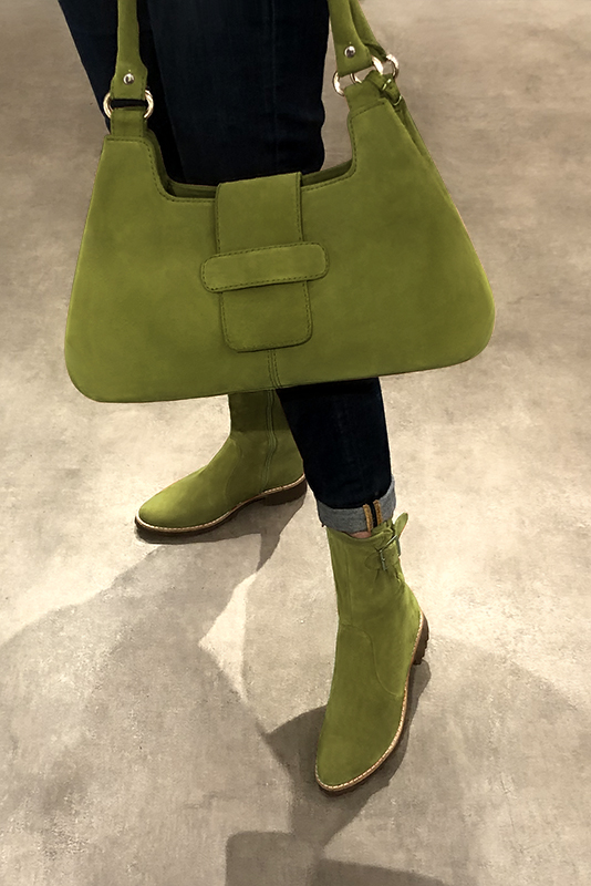 Boots femme : Boots avec des boucles sur le côté couleur vert pistache. Bout rond. Semelle gomme talon plat. Vue porté - Florence KOOIJMAN