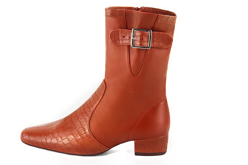 Boots femme : Boots avec des boucles sur le côté couleur orange corail. Bout rond. Petit talon bottier. Vue de profil - Florence KOOIJMAN