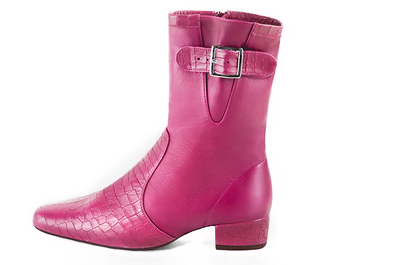 Boots femme : Boots avec des boucles sur le côté couleur rose fuchsia. Bout rond. Petit talon bottier. Vue de profil - Florence KOOIJMAN