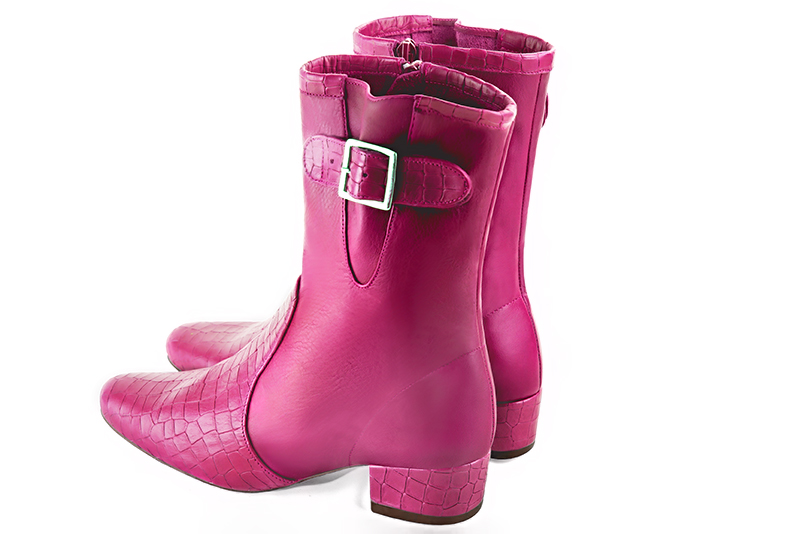 Boots femme : Boots avec des boucles sur le côté couleur rose fuchsia. Bout rond. Petit talon bottier. Vue arrière - Florence KOOIJMAN