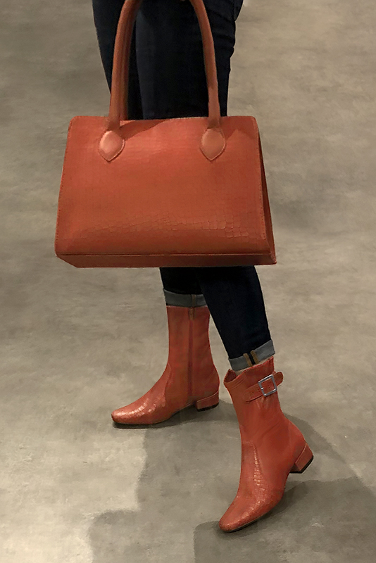 Boots femme : Boots avec des boucles sur le côté couleur orange corail. Bout rond. Petit talon bottier. Vue porté - Florence KOOIJMAN