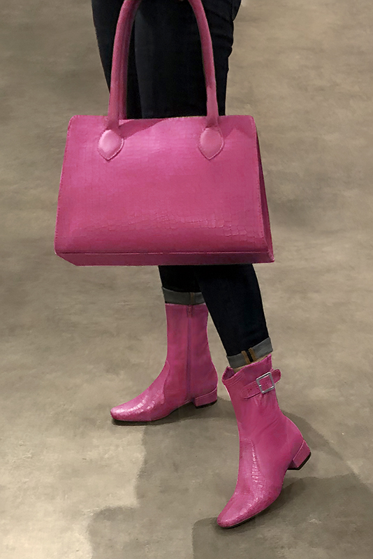 Boots femme : Boots avec des boucles sur le côté couleur rose fuchsia. Bout rond. Petit talon bottier. Vue porté - Florence KOOIJMAN