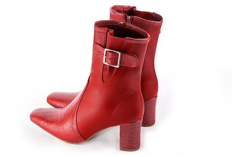 Boots femme : Boots avec des boucles sur le côté couleur rouge coquelicot. Bout carré. Talon mi-haut bottier. Vue arrière - Florence KOOIJMAN