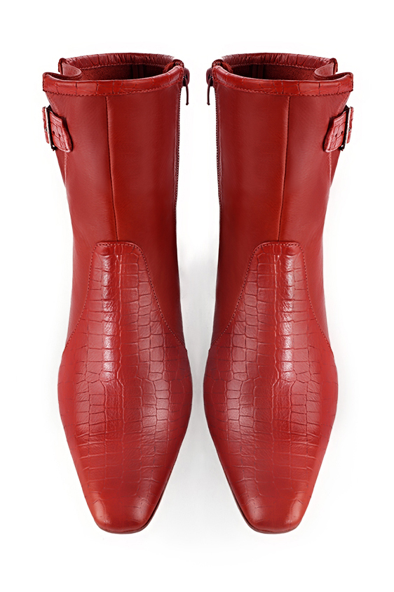 Boots femme : Boots avec des boucles sur le côté couleur rouge coquelicot. Bout carré. Talon mi-haut bottier. Vue du dessus - Florence KOOIJMAN