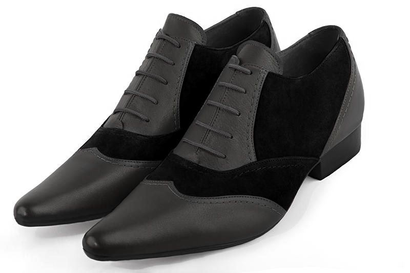 Chaussures homme à lacets type derbies ou richelieux :  couleur gris acier et noir mat.. Bout effilé. Semelle cuir talon plat Vue avant - Florence KOOIJMAN