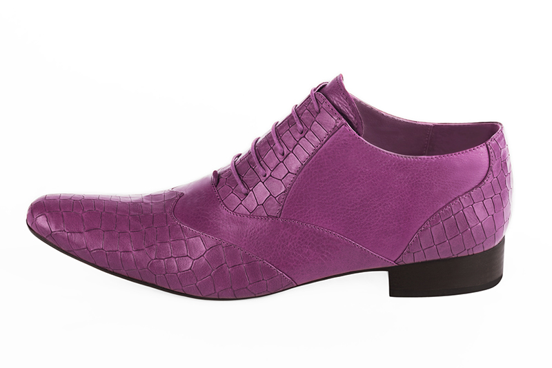 Chaussures homme à lacets type derbies ou richelieux :  couleur violet mauve.. Bout rond. Semelle cuir talon plat. Vue de profil - Florence KOOIJMAN