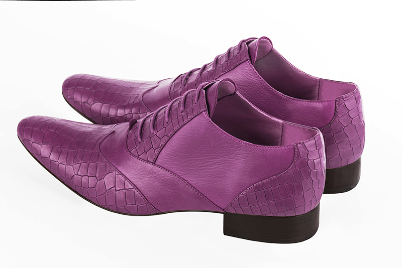 Chaussures homme à lacets type derbies ou richelieux :  couleur violet mauve.. Bout rond. Semelle cuir talon plat. Vue arrière - Florence KOOIJMAN
