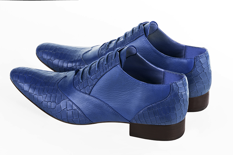 Chaussures homme à lacets type derbies ou richelieux :  couleur bleu électrique.. Bout rond. Semelle cuir talon plat. Vue arrière - Florence KOOIJMAN