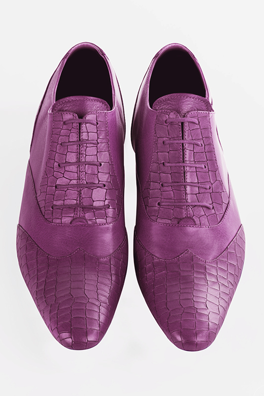 Chaussures homme à lacets type derbies ou richelieux :  couleur violet mauve.. Bout rond. Semelle cuir talon plat. Vue du dessus - Florence KOOIJMAN