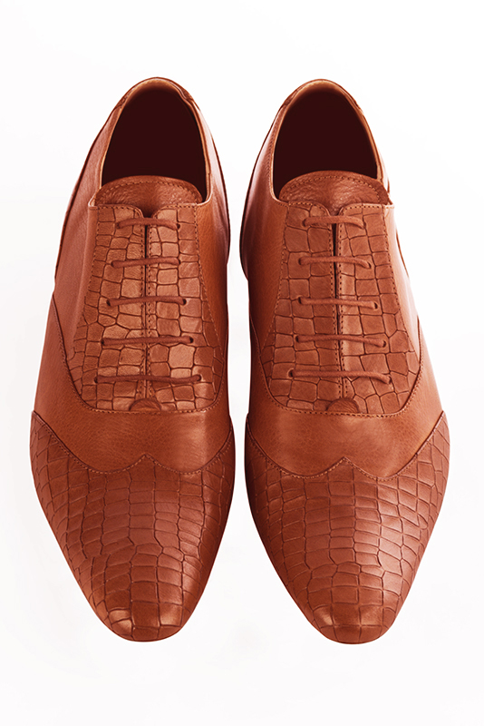 Chaussures homme à lacets type derbies ou richelieux :  couleur orange corail.. Bout rond. Semelle cuir talon plat. Vue du dessus - Florence KOOIJMAN