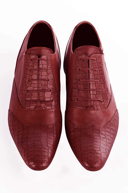 Chaussures homme à lacets type derbies ou richelieux :  couleur rouge carmin.. Bout rond. Semelle cuir talon plat. Vue du dessus - Florence KOOIJMAN