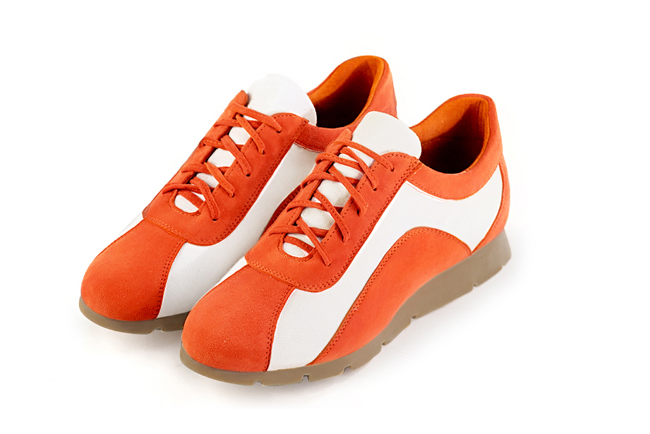 Basket femme habillée : Sneaker urbain bicolore couleur orange clémentine et blanc cassé. Semelle fine. Doublure cuir Vue avant - Florence KOOIJMAN