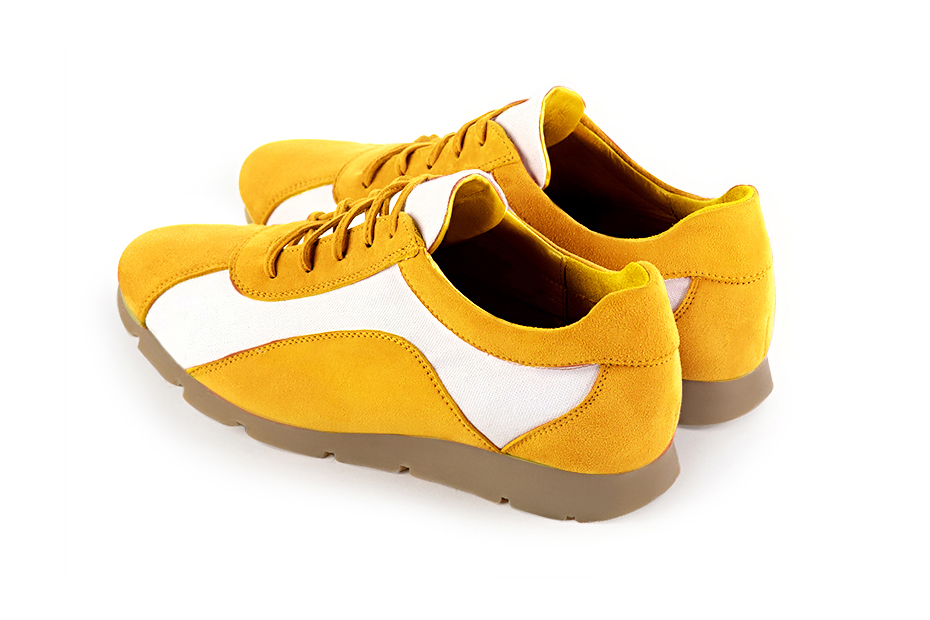 Basket femme habillée : Sneaker urbain bicolore couleur jaune soleil et blanc cassé. Semelle fine. Doublure cuir. Vue arrière - Florence KOOIJMAN