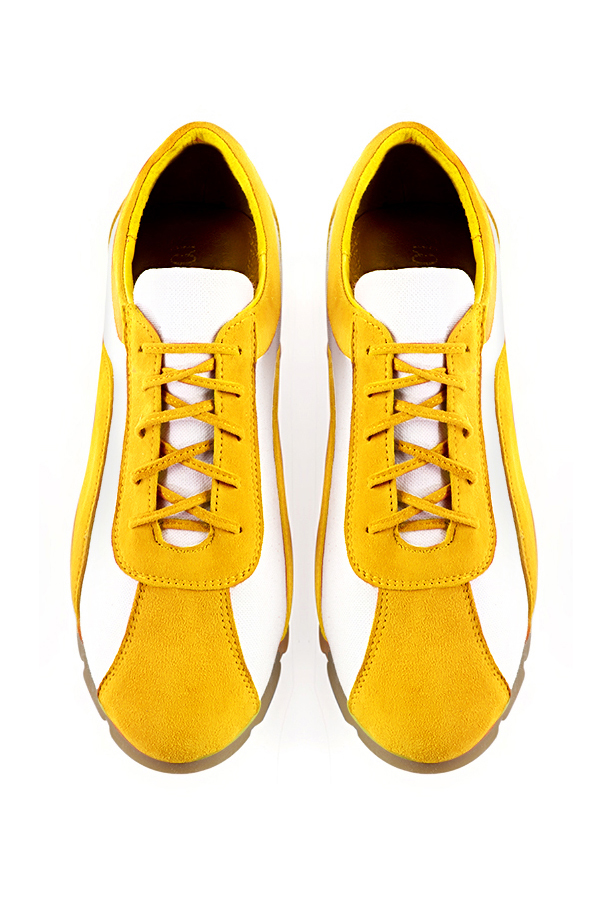 Basket femme habillée : Sneaker urbain bicolore couleur jaune soleil et blanc cassé. Semelle fine. Doublure cuir. Vue du dessus - Florence KOOIJMAN
