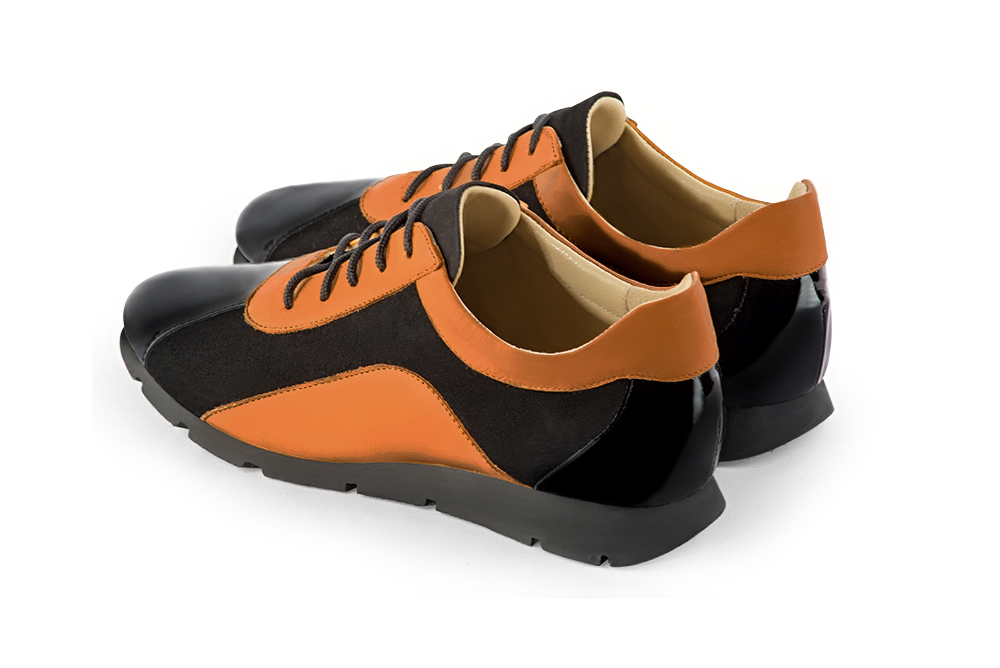 Basket femme habillée : Sneaker urbain bicolore couleur noir brillant et orange curcuma. Semelle fine. Doublure cuir. Vue arrière - Florence KOOIJMAN