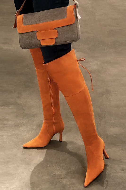 Cuissarde femme : Cuissardes femme en cuir sur mesures couleur orange abricot. Bout pointu. Talon très haut bobine. Vue porté - Florence KOOIJMAN