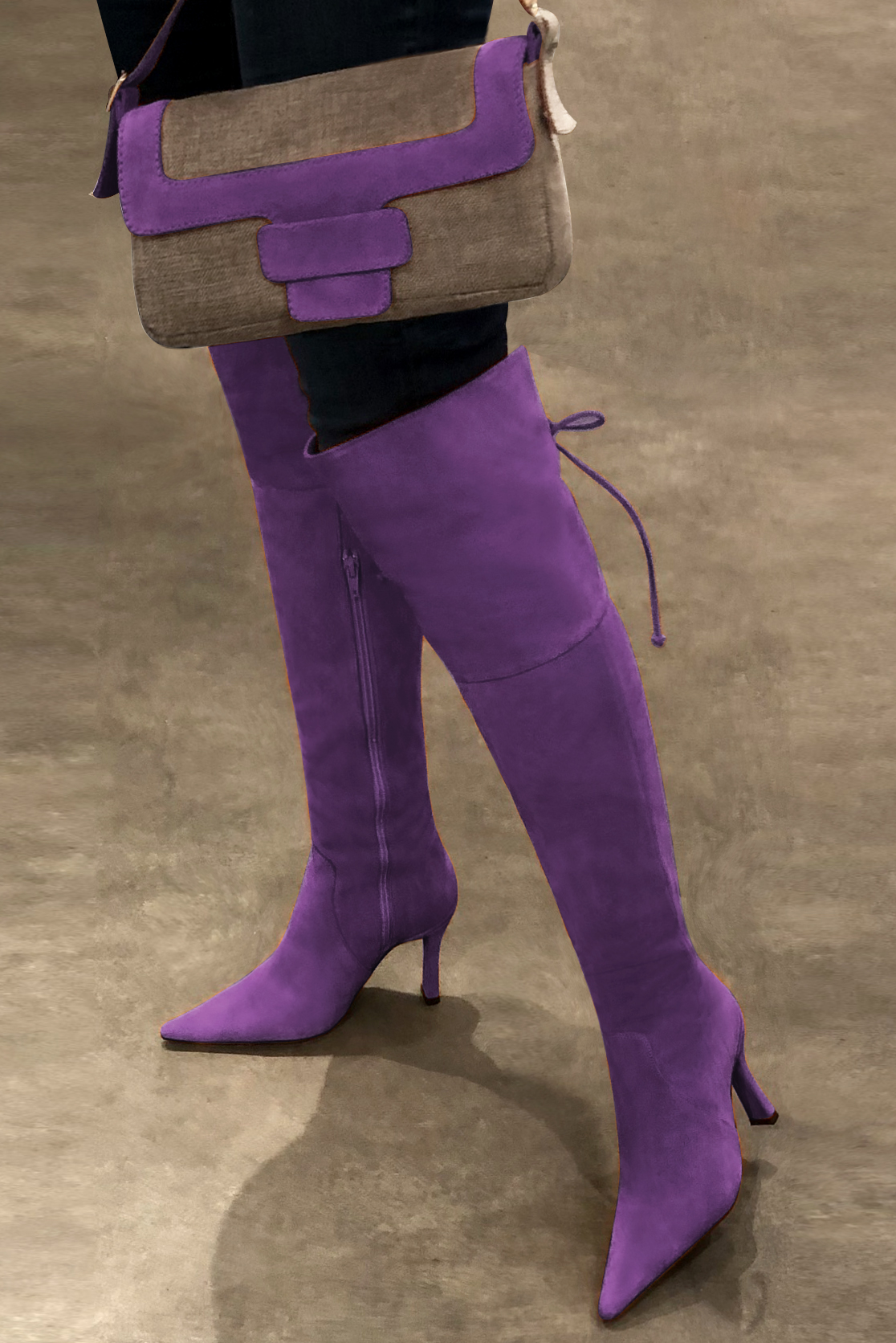 Cuissarde femme : Cuissardes femme en cuir sur mesures couleur violet améthyste. Bout pointu. Talon très haut bobine. Vue porté - Florence KOOIJMAN