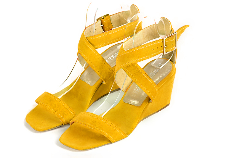 Sandale femme : Sandale soirées et cérémonies couleur jaune soleil. Bout carré. Talon mi-haut compensé Vue avant - Florence KOOIJMAN