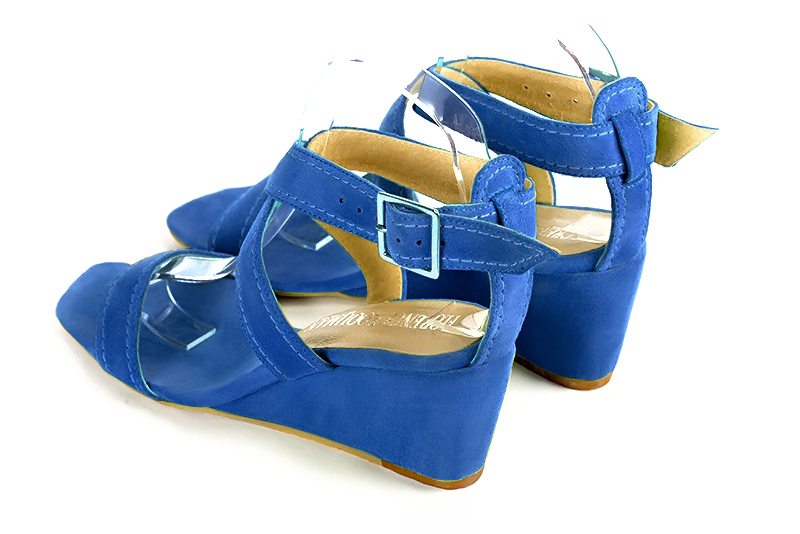 Sandale femme : Sandale soirées et cérémonies couleur bleu électrique. Bout carré. Talon mi-haut compensé. Vue arrière - Florence KOOIJMAN