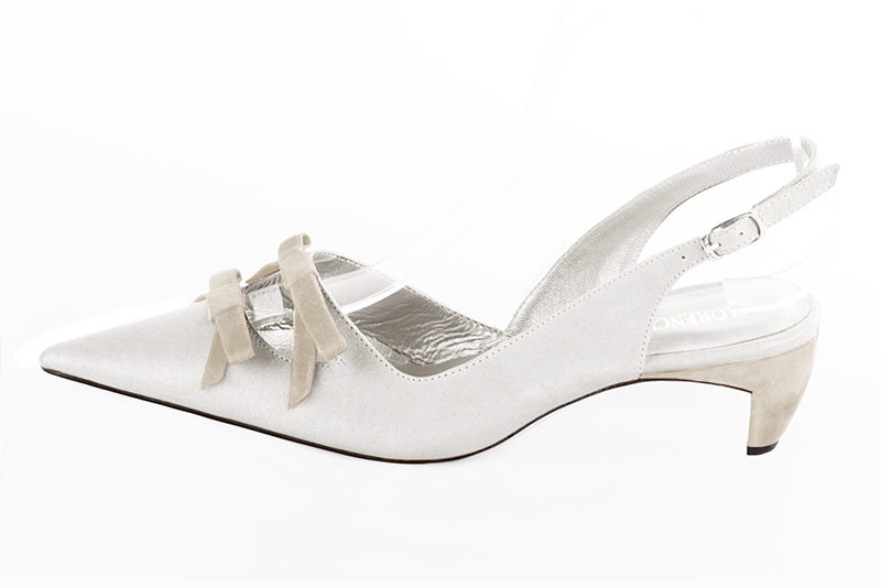 Chaussure femme à brides :  couleur blanc cassé. Bout pointu. Petit talon virgule. Vue de profil - Florence KOOIJMAN