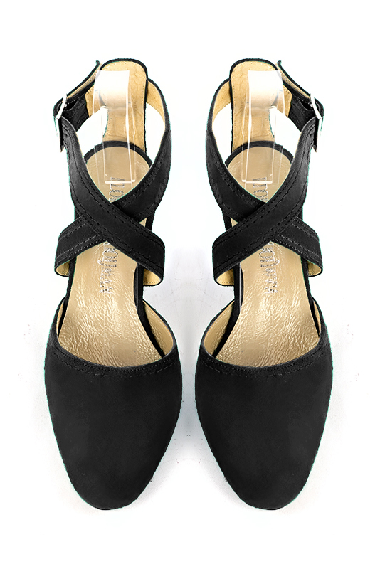 Chaussure femme à brides : Chaussure arrière ouvert avec des brides croisées couleur noir mat. Bout rond. Talon mi-haut compensé. Vue du dessus - Florence KOOIJMAN