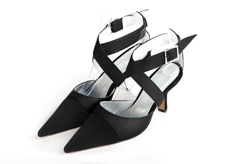 Chaussure femme à brides : Chaussure arrière ouvert avec des brides croisées couleur noir mat. Bout pointu. Talon haut bobine Vue avant - Florence KOOIJMAN