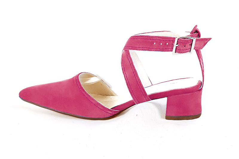 Chaussure femme à brides : Chaussure arrière ouvert avec des brides croisées couleur rose fuchsia. Bout effilé. Petit talon évasé. Vue de profil - Florence KOOIJMAN