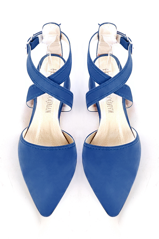 Chaussure femme à brides : Chaussure arrière ouvert avec des brides croisées couleur bleu électrique. Bout effilé. Petit talon évasé. Vue du dessus - Florence KOOIJMAN