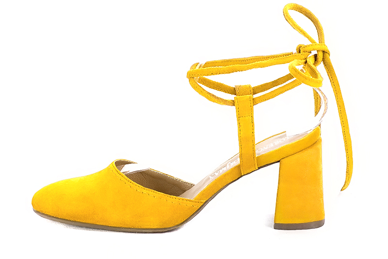 Chaussure femme à brides : Chaussure arrière ouvert avec des brides croisées couleur jaune soleil. Bout rond. Talon haut évasé. Vue de profil - Florence KOOIJMAN