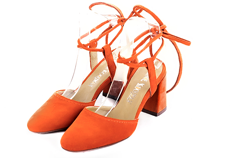 Chaussure femme à brides : Chaussure arrière ouvert avec des brides croisées couleur orange clémentine. Bout rond. Talon haut évasé Vue avant - Florence KOOIJMAN
