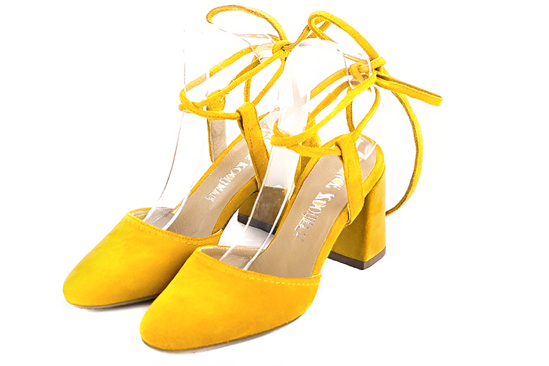 Chaussure femme à brides : Chaussure arrière ouvert avec des brides croisées couleur jaune soleil. Bout rond. Talon haut évasé Vue avant - Florence KOOIJMAN